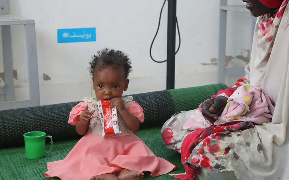 Sudan: Mädchen isst therapeutische Spezialnahrung. | © UNICEF/Hasouna Sudan: Mädchen isst therapeutische Spezialnahrung.
