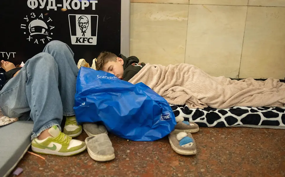 Ukraine: Neues Schuljahr beginnt mit Angriffen | © UNICEF/Filippov Ukraine: Junge schläft in Metrostation, wo er vor den Angriffen Schutz sucht.