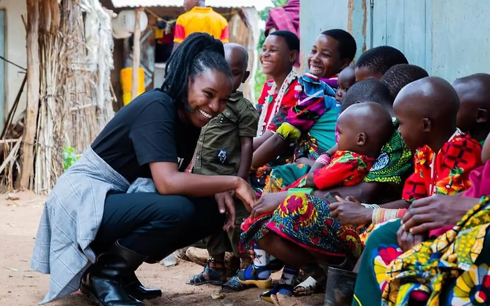 Masern: Eine Gesundheitshelferin in Tansania klärt Kinder und Eltern über Masern auf | © UNICEF/Studio 19 Masern gefährlich: Eine Gesundheitshelferin in Tansania klärt Kinder und Eltern über Masern auf