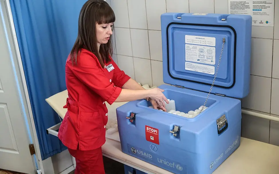 Masern: Eine Helferin in der Ukraine legt Impfstoffe in eine Kühlbox | © UNICEF/Klochko Masern gefährlich: Eine Helferin in der Ukraine legt Impfstoffe in eine Kühlbox