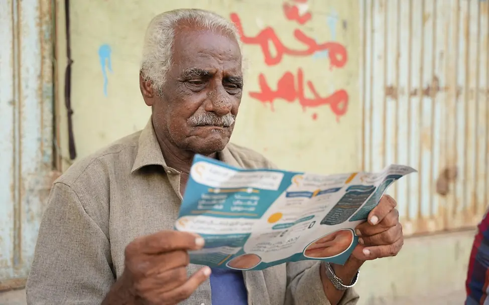 Masern: Ein Mann im Jemen liest eine Info-Broschüre über die Masern | © UNICEF/ALfilastini Masern gefährlich: Ein Mann im Jemen liest eine Info-Broschüre über die Masern