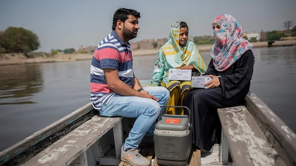 Masern: Ein mobiles Impfteam in Pakistan bringt die Impfstoffe per Boot zu den Kindern | © UNICEF/Saiyna Bashir Masern gefährlich: Ein mobiles Impfteam in Pakistan bringt die Impfstoffe per Boot zu den Kindern
