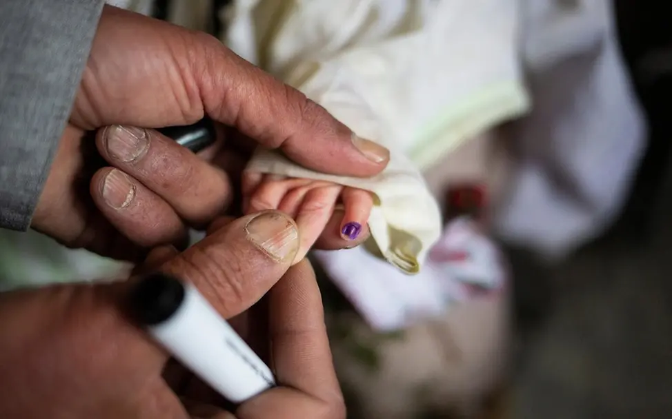 Masern: Mit einem Stift wird auf dem Fingernagel markiert, welches Kind die Impfung erhalten hat | © UNICEF/Saiyna Bashir Masern gefährlich: Mit einem Stift wird auf dem Fingernagel markiert, welches Kind die Impfung erhalten hat