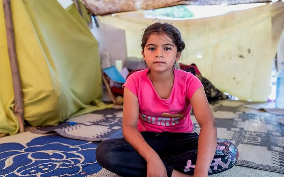 Libanon Kinder: Ein Mädchen sitzt in einem Zelt | © UNICEF/Choufany Libanon Kinder: Ein Mädchen sitzt in einem Zelt