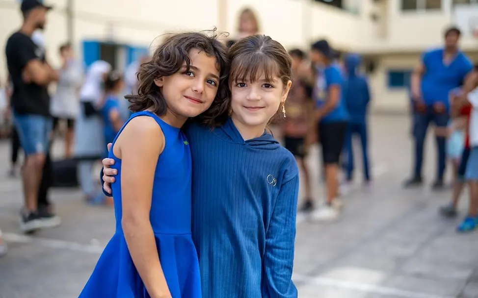 Libanon Kinder: Zwei Mädchen umarmen einander | © UNICEF/Choufany Libanon Kinder: Zwei Mädchen umarmen einander