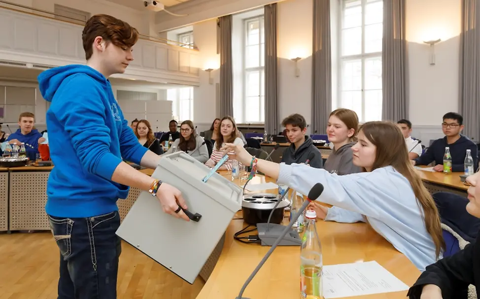 © Bilddokumentation Stadt Regensburg In der Kinderfreundlichen Kommune Regensburg bestimmt der Jugendbeirat mit - hier bei einer Sitzung im Plenarsaal.