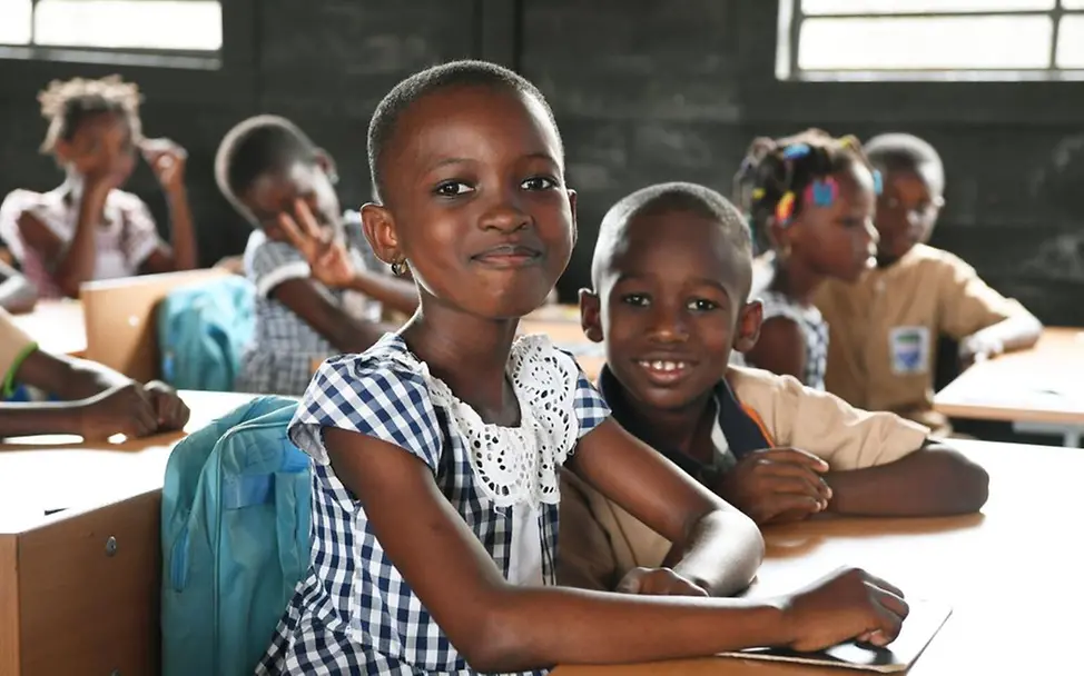 Damit jedes Kind lernen kann: An der Elfenbeinküste sorgt UNICEF für Schulen aus recyceltem Plastik. | © UNICEF/Dejongh Klimawandel für Kinder erklärt: Schule Plastikziegel Elfenbeinküste