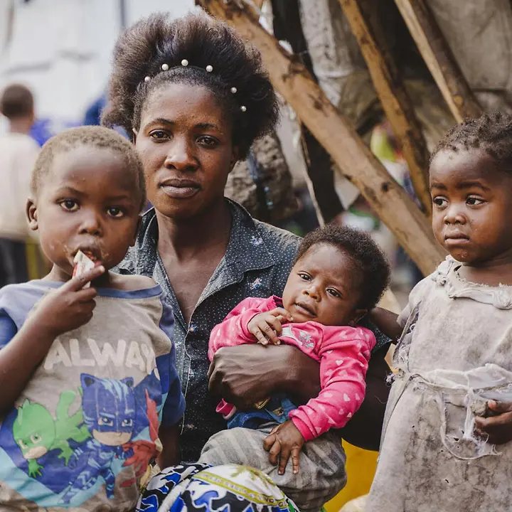 Eine in Nord-Kivu in einem Flüchtlingscamp angekommene Familie | © UNICEF/Benekire Demokratische Republik Kongo Nothilfe: Eine in einem Flüchtlingscamp angekommene Familie in der Provinz Nord-Kivu