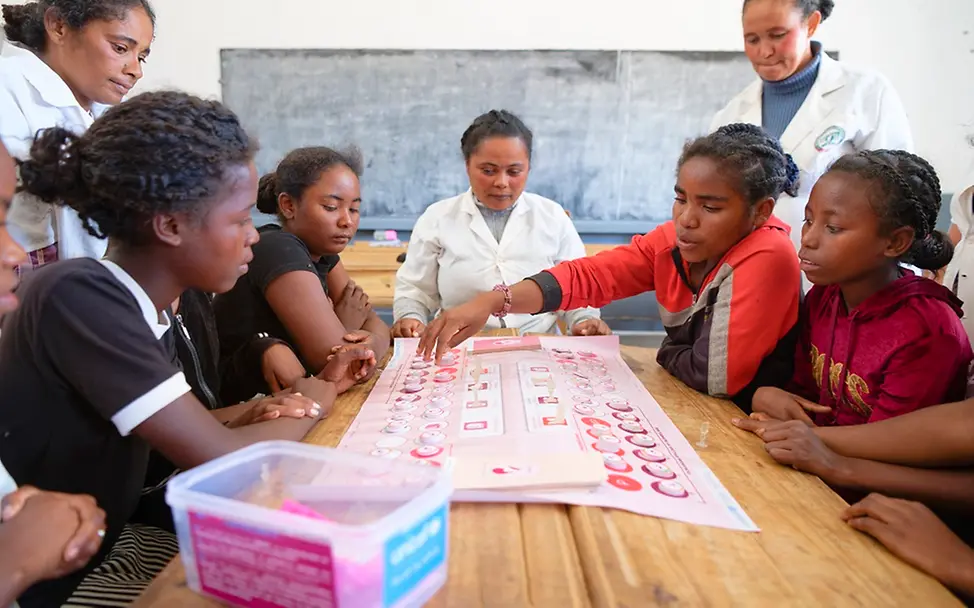 Menstruation als Thema in der Schule. | UNICEF/Ramasomanana Menstruation: Mädchen spielen in einer Schule ein Spiel