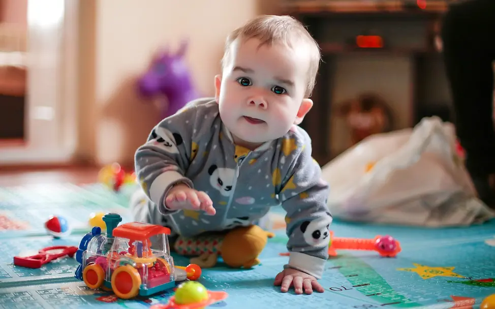 Impfen ist eine Voraussetzung dafür, dass Kleinkinder gesund aufwachsen | © UNICEF/Yevtushenko Impfungen Baby: Elterntipps für Impfungen für Babys und Kleinkinder - ein Baby beim Spielen