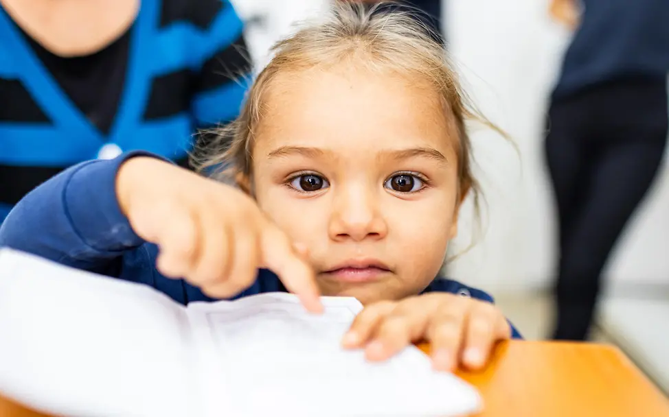 Ein Mädchen wurde in einer Routineimpfung gegen gefährliche Krankheiten geimpft | © UNICEF/Calkic Impfungen Baby: Für Frühgeborene, Säuglinge und Kleinkinder sind Routineimpfungen lebenswichtig.