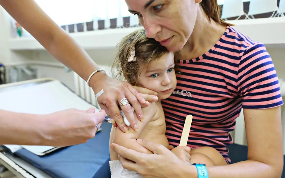 Impfungen wappnen das Immunsystem des Kindes für den Krankheitsfall. | © UNICEF/UNI712618/ Impfungen Baby: Bei einer Impfung wird das körpereigene Immunsystem aktiviert – für lebenswichtigen Impfschutz