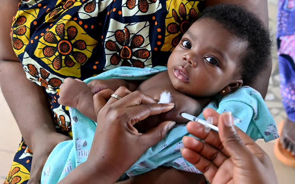 Routineimpfungen in der Elfenbeinküste enthalten auch Impfstoffe gegen Malaria | © UNICEF/Dejongh Impfungen Baby: Ein Baby in der Elfenbeinküste bekommt eine Impfung zur Immunisierung.