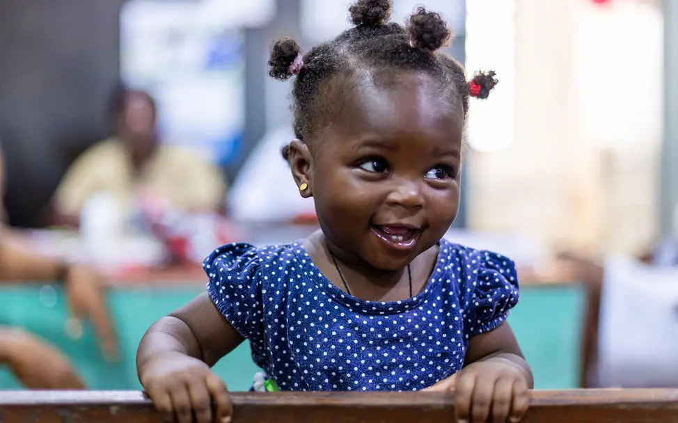 Mit Spenden können wir Millionen Kinder weltweit mit Impfstoffen versorgen | © UNICEF/Yebuah Impfungen Baby: Ein Kleinkind in Ghana wurde eben mit einem Kombinationsimpfstoff geimpft.