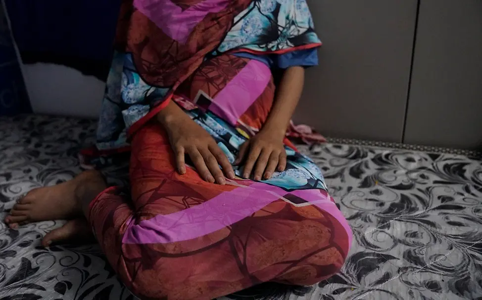 Im Sudan wird sexualisierte Gewalt als Kriegstaktik eingesetzt | UNICEF/Ingram Sudan-Krieg: Ein Mädchen sitzt auf einer Matratze (das Gesicht sieht man nicht).