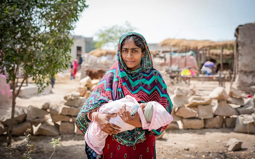 Eine Mutter in Pakistan und ihr 15 Tage altes Baby auf dem Weg zu einer mobilen Gesundheitsstation. | © UNICEF/Husnain Eine Mutter in Pakistan und ihr 15 Tage altes Baby auf dem Weg zu einer mobilen Gesundheitsstation.
