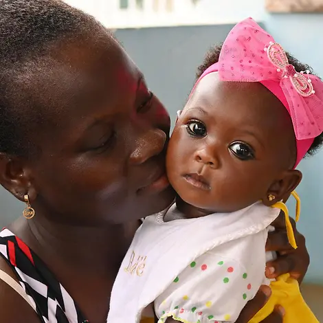 Ein Baby in der Côte d’Ivoire wird auf dem Arm seiner Mutter gegen Malaria geimpft | © UNICEF/Dejongh Malaria-Impfung: Routineimpfungen schützen Babys und Kleinkinder gegen die gefährliche Malaria