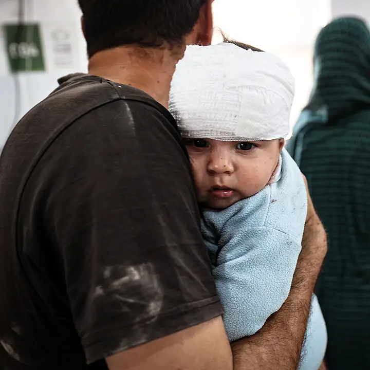 Ein im Gazastreifen bei einem Luftangriff verletztes Baby | © UNICEF/El Baba Gaza spenden: Viele palästinensische Kinder wurden seit Kriegsbeginn getötet und verletzt. Viele leiden Hunger.