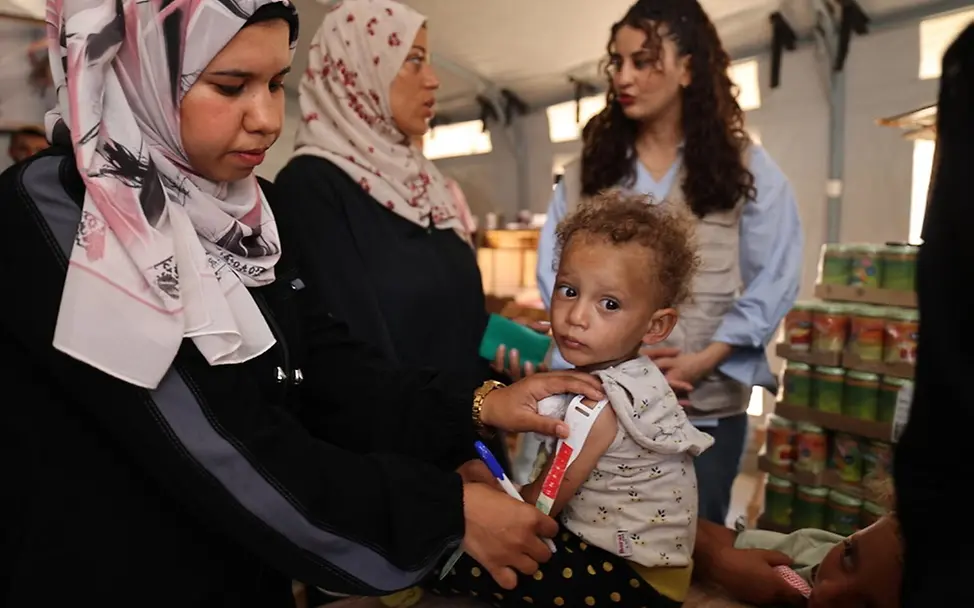 Asmaa (1) wird mit Spezialnahrung behandelt. | © UNICEF/El Baba Asmaa (1) wird mit Spezialnahrung behandelt.