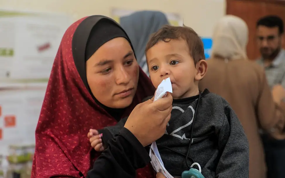 Abdul (9 Monate) erhält dringend benötigte Zusatznahrung | © UNICEF/Nateel Abdul (9 Monate) erhält dringend benötigte Zusatznahrung