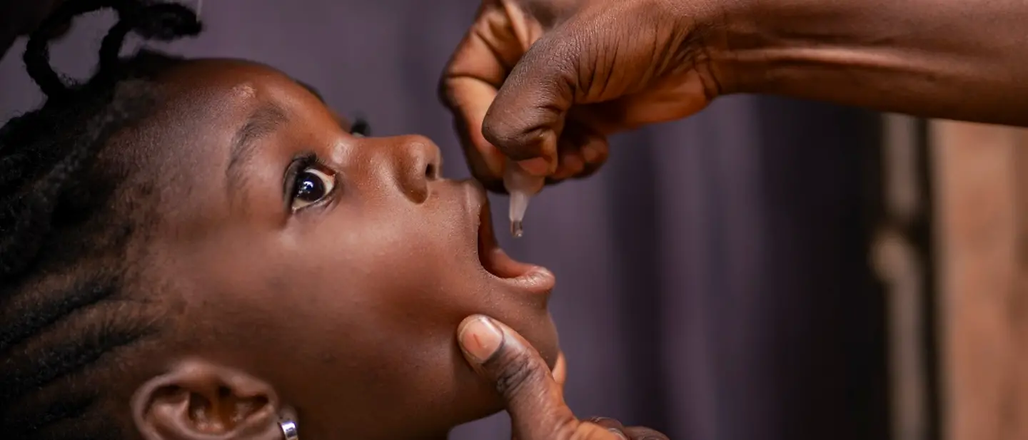 In der Demokratischen Republik Kongo wird ein Mädchen gegen Polio geimpft | UNICEF/Mulala Impfungen retten Leben: Ein Mädchen bekommt eine Polio-Impfung