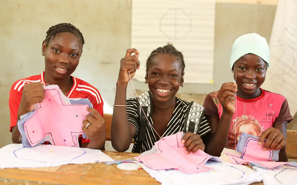Mädchen lernen in Mali, wie sie Damenbinden herstellen können. | © UNICEF/Keïta Menstruation: Mädchen lernen in Mali, wie sie Damenbinden herstellen können.