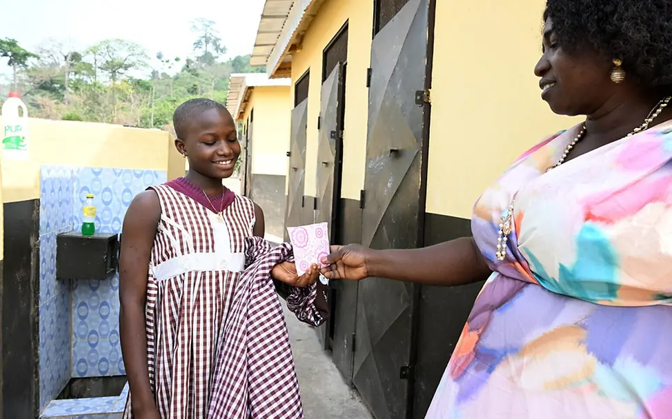 Hortence ist dankbar über die Hygieneprodukte, die sie in der Schule bekommt. | © UNICEF/Dejongh Menstruation: Hortence ist dankbar über die Hygieneprodukte, die sie in der Schule bekommt.