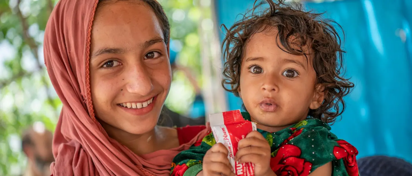 © UNICEF/UNI403549/Karimi Afghanistan: Kind mit UNICEF Erdnusspaste.