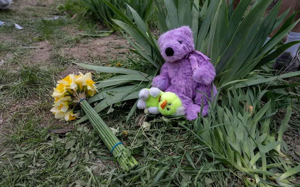 Blumen und Plüschtiere nach einem Angriff auf ein Wohngebäude. | © UNICEF/Filippov Blumen und Plüschtiere nach einem Angriff auf ein Wohngebäude.