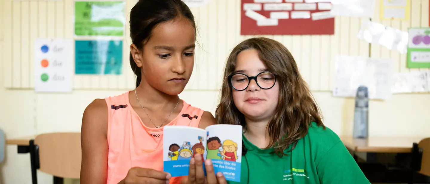 Schülerinnen nutzen UNICEF-Unterrichtsmaterial Schülerinnen nutzen UNICEF-Unterrichtsmaterial