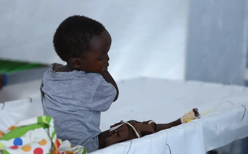 Kinder und Erwachsene werden in einem Cholera-Behandlungszentrum medizinisch versorgt. | © UNICEF/Jamal Kinder und Erwachsene werden in einem Cholera-Behandlungszentrum medizinisch versorgt.