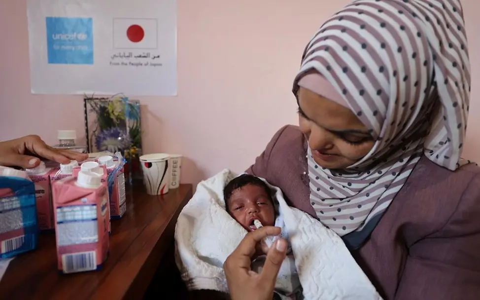 Ein Baby in Gaza erhält Spezialnahrung. | © UNICEF/El Baba Gaza spenden Waffenruhe: Ein Kind erhält lebensrettende Spezialmilch.