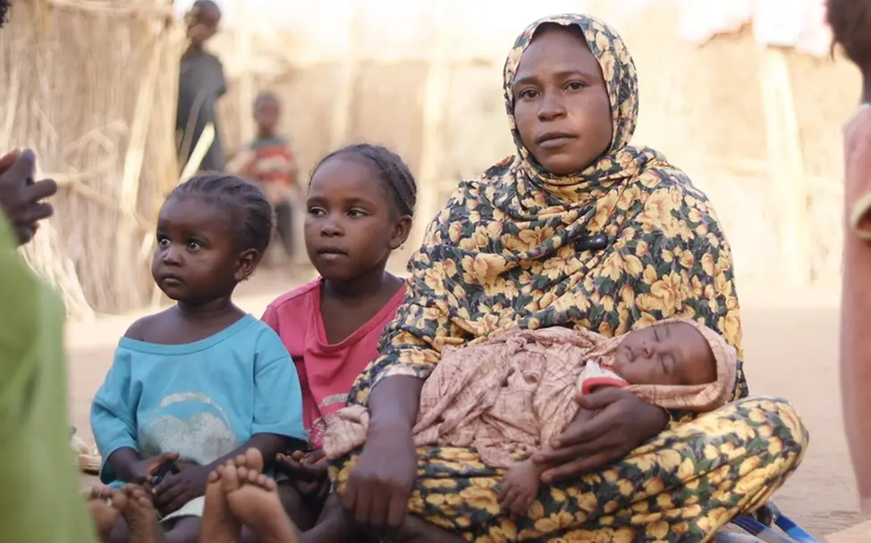 Amani und ihre drei Kinder mussten vor der Gewalt in Al-Fashir fliehen. | © UNICEF/Jamal Amani und ihre drei Kinder mussten vor der Gewalt in Al-Fashir fliehen.