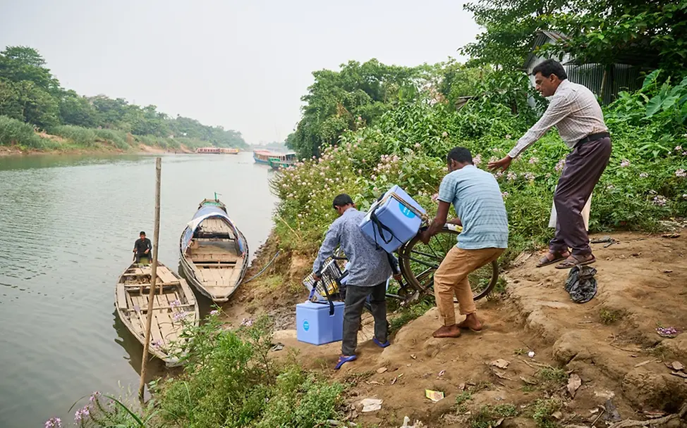 Transport von Impfstoffen in Bangladesch | UNICEF/Sujan Transport von Impfstoffen in Bangladesch