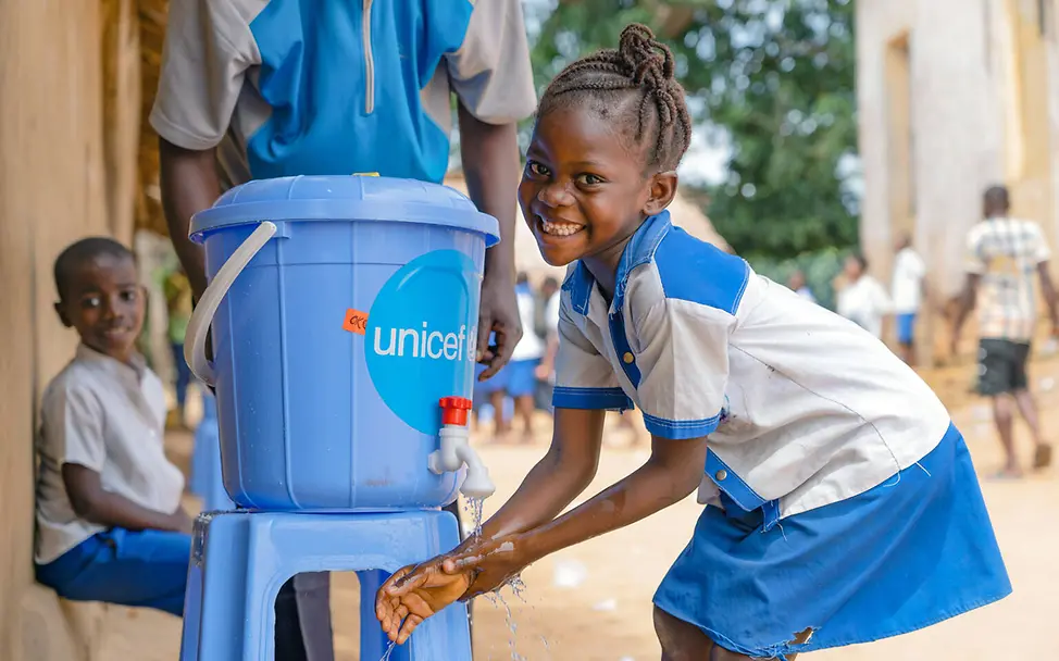 Ein Mädchen im Kongo wäscht sich an einer UNICEF-Wasserstation die Hände. | © UNICEF/Mulala Ebola bekämpfen: Ein Mädchen im Kongo wäscht sich an einer UNICEF-Wasserstation die Hände.