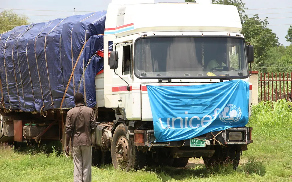 Ein mit lebensrettenden UNICEF-Hilfsgütern beladener Lkw kommt in der Provinz Kordofan an. | © UNICEF/UNICEF Sudan Nothilfe: Ein mit lebensrettenden UNICEF-Hilfsgütern beladener Lkw erreicht den Sudan.