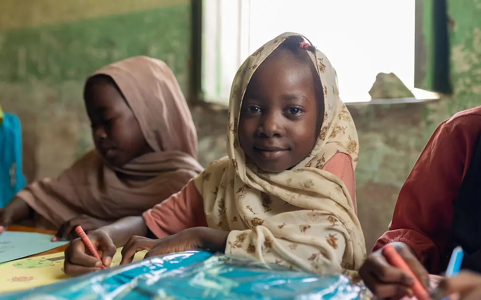 Ein Mädchen in einer Grundschule für Kinder, die verpassten Schulstoff nachholen müssen. | © UNICEF/UNI865689/Dawod Sudan Krieg: Millionen sudanesische Kinder brauchen Schutz und humanitäre Hilfe.