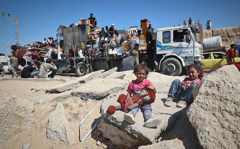 Die Zerstörung im Gazastreifen ist groß | UNICEF/El Baba Gaza News: Zwei Mädchen sitzen auf einer zerstörten Straße