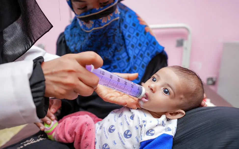 Ein unterernährtes Baby bekommt Spezialmilch | © UNICEF/Alaa Noman Spenden gegen Hunger: Ein hungerndes Baby in Jemen bekommt Spezialmilch.
