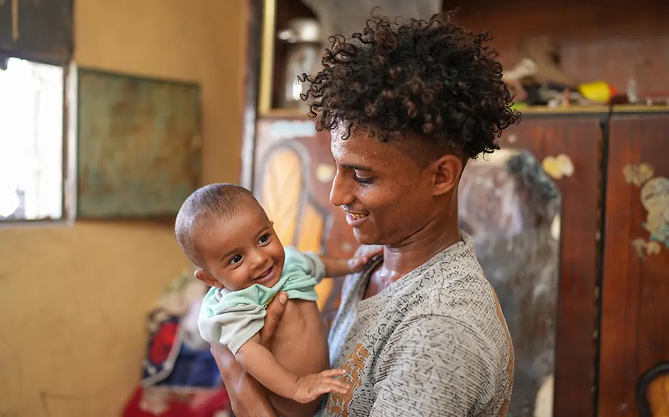 Jemen: Baby wird von seinem Vater gehalten. | © UNICEF/Alaa Noman Jemen: Baby wird von seinem Vater gehalten.