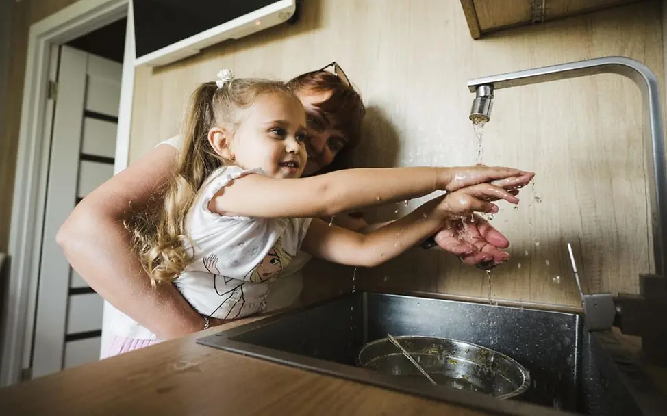 UNICEF sorgt in der Ukraine etwa dafür, dass Leitungen repariert werden. © UNICEF/Kryvopyshyn UNICEF-Patenschaft: Ein Kind wäscht sich die Hände.