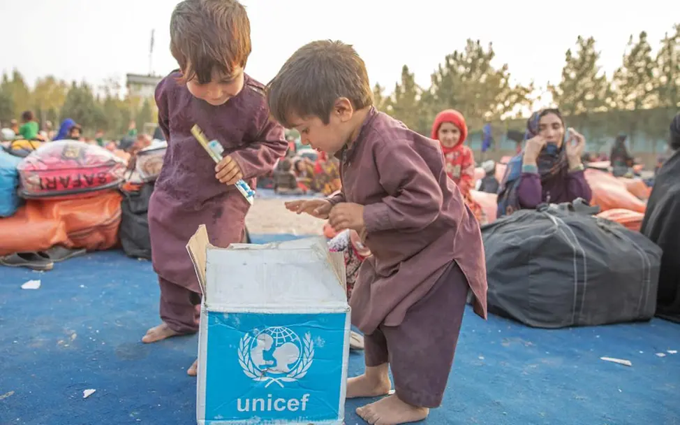 Zwei Jungs freuen sich über die Hygienesets. Bei einem Erdbeben hat ihre Familie viel verloren. | © UNICEF/Khan UNICEF-Patenschaft: Hilfe nach Erdbeben