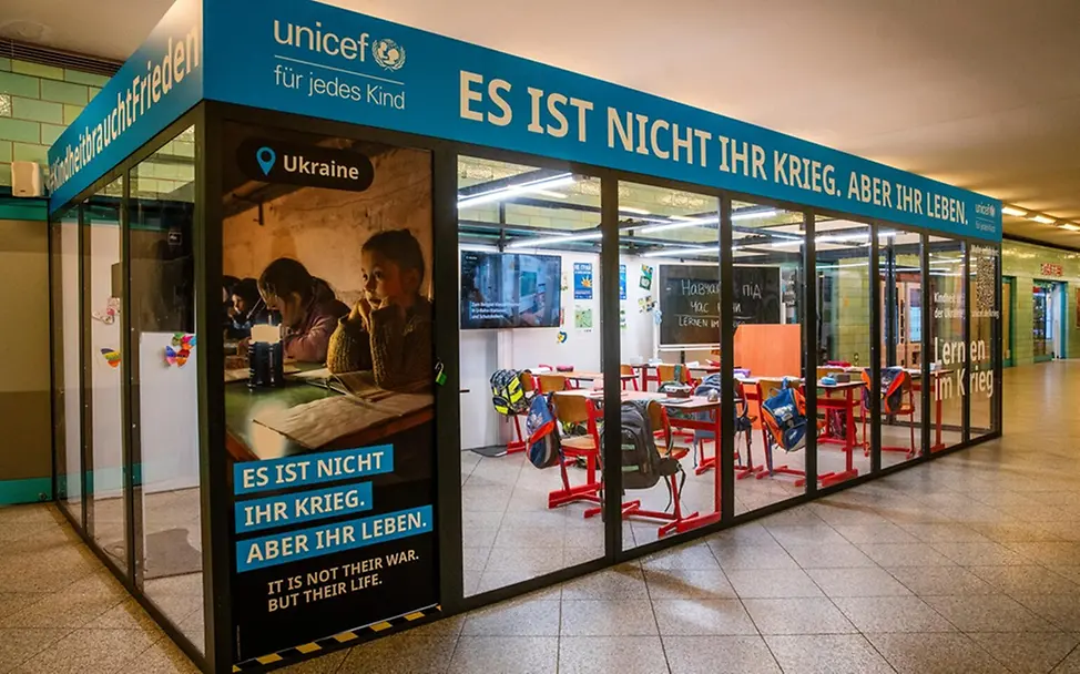 Klassenzimmer an der Berliner U-Bahn-Station Alexanderplatz. | © UNICEF/Zimmermann Klassenzimmer an der Berliner U-Bahn-Station Alexanderplatz.