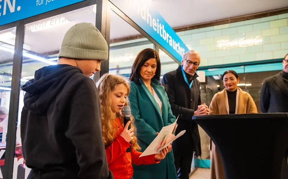 Matti und Laura präsentieren ihre Wünsche für die Kinder in der Ukraine. | © UNICEF/Zimmermann Matti und Laura präsentieren ihre Wünsche für die Kinder in der Ukraine.