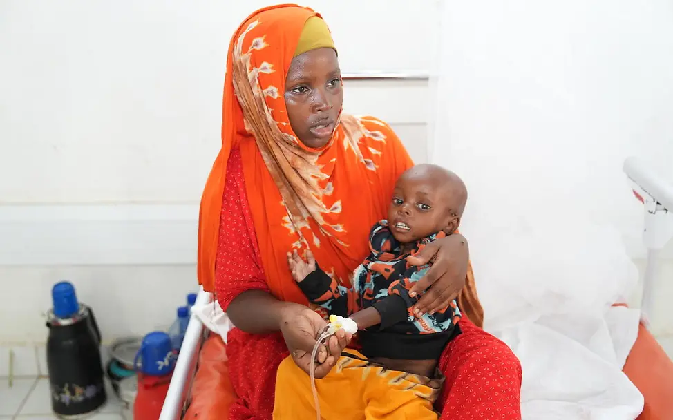 Somalia Hungerkrise: Viele Kinder leiden unter Infektionskrankheiten als Folge von verschmutztem Wasser. | © UNICEF/Yasin Hungerkrise in Somalia: Eine Mutter ist mit ihrem erkrankten Sohn in einem Gesundheitszentrum.