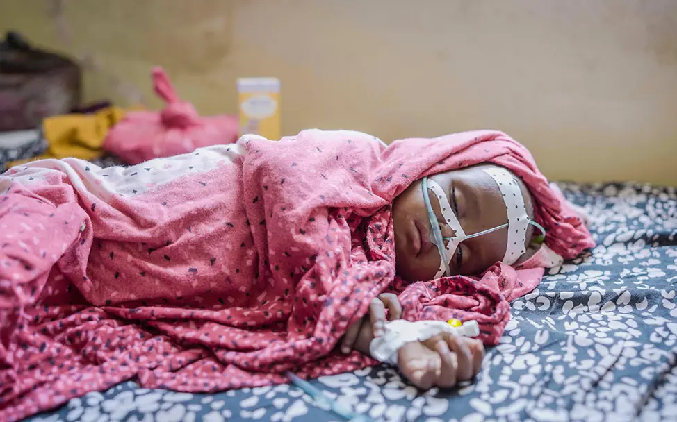 Hungerkrise in Somalia: Ohne die wichtigsten Impfungen sind Infektionskrankheiten wie Polio und Masern lebensbedrohlich für die Kinder. | © UNICEF/Yasin Hungerkrise in Somalia: Ein Kleinkind liegt in einem Krankenhausbett und erhält Sauerstoff.