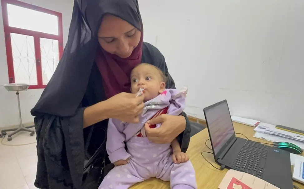 In einem Ernährungszentrum in Gaza-Stadt wird ein Kind gegen Mangelernährung behandelt. | © UNICEF/Eleyan In einem Ernährungszentrum in Gaza-Stadt wird ein Kind gegen Mangelernährung behandelt.