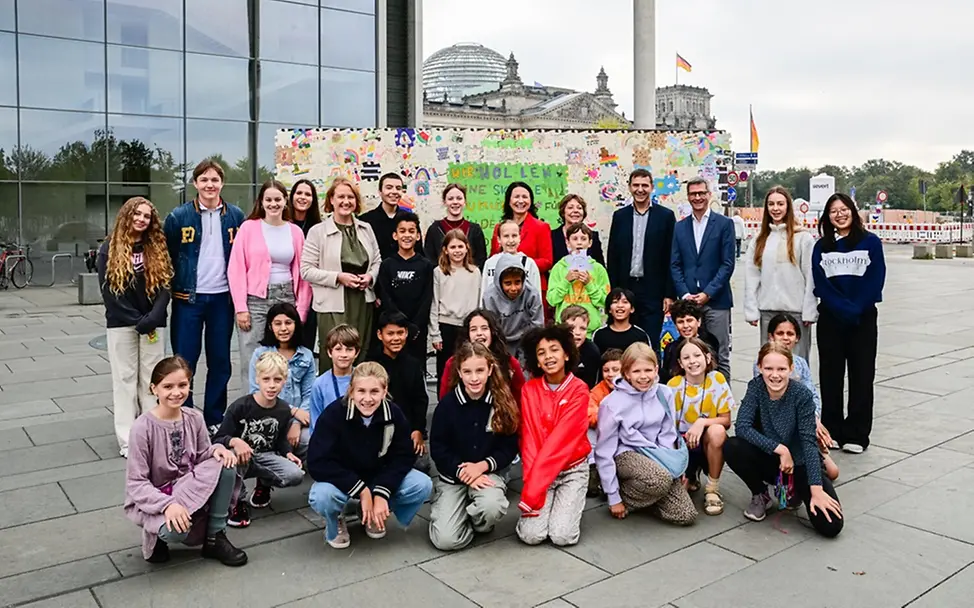 Kinder in Berlin vor dem Bundestag. | © Paula G. Vidal Was ist Demokratie einfach erklärt: Kinder in Berlin vor dem Bundestag