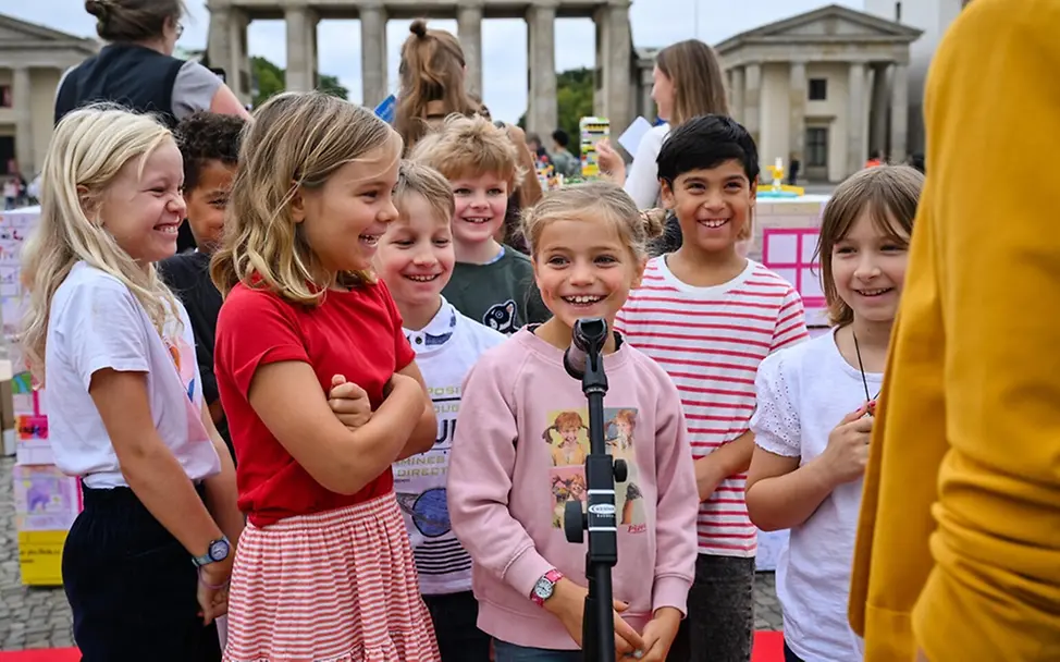 Kinder in Berlin vor dem Brandenburger Tor. | © Paula G. Vidal Was ist Demokratie einfach erklärt: Kinder in Berlin vor dem Brandenburger Tor