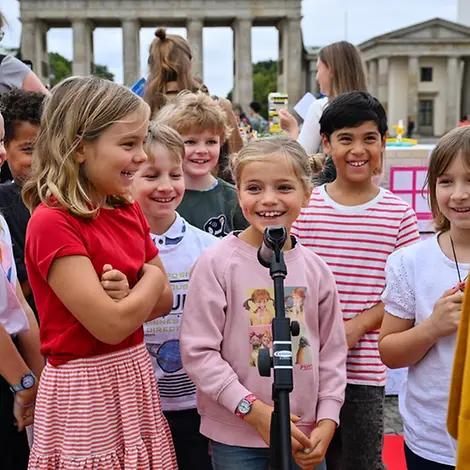 Kinder in Berlin vor dem Brandenburger Tor. | © Paula G. Vidal Was ist Demokratie einfach erklärt: Kinder in Berlin vor dem Brandenburger Tor